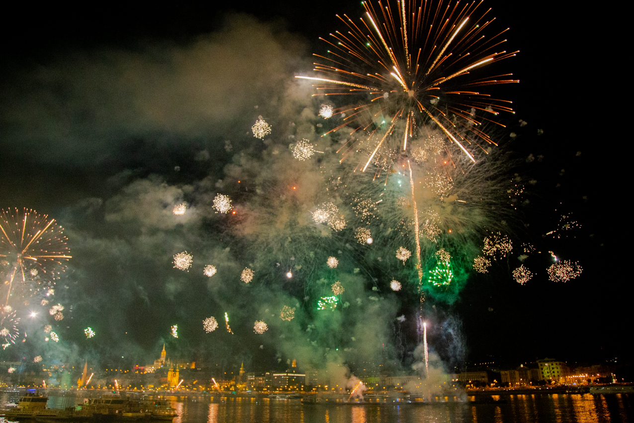 34 ezer pirotechnikai effekt, fényjáték és több száz drón lesz a tűzijátékon