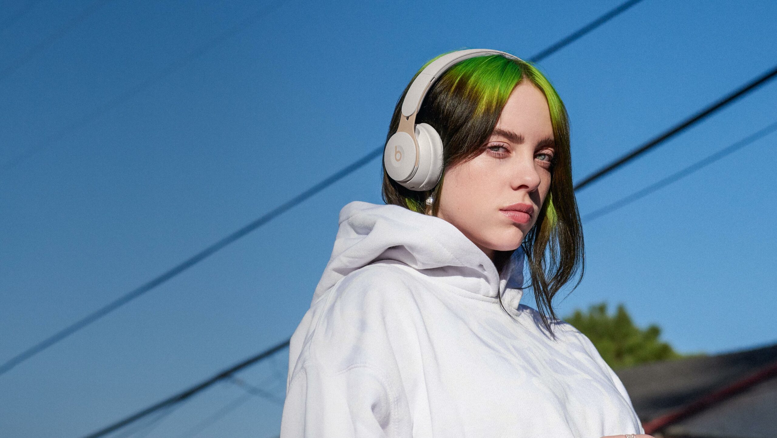 „Billie Eilish pont az ellentéte Taylor Swiftnek. Ő ebben hozott újat” – Lakatos Márkot kérdeztük a bő ruháival stílusikonná váló énekesnőről