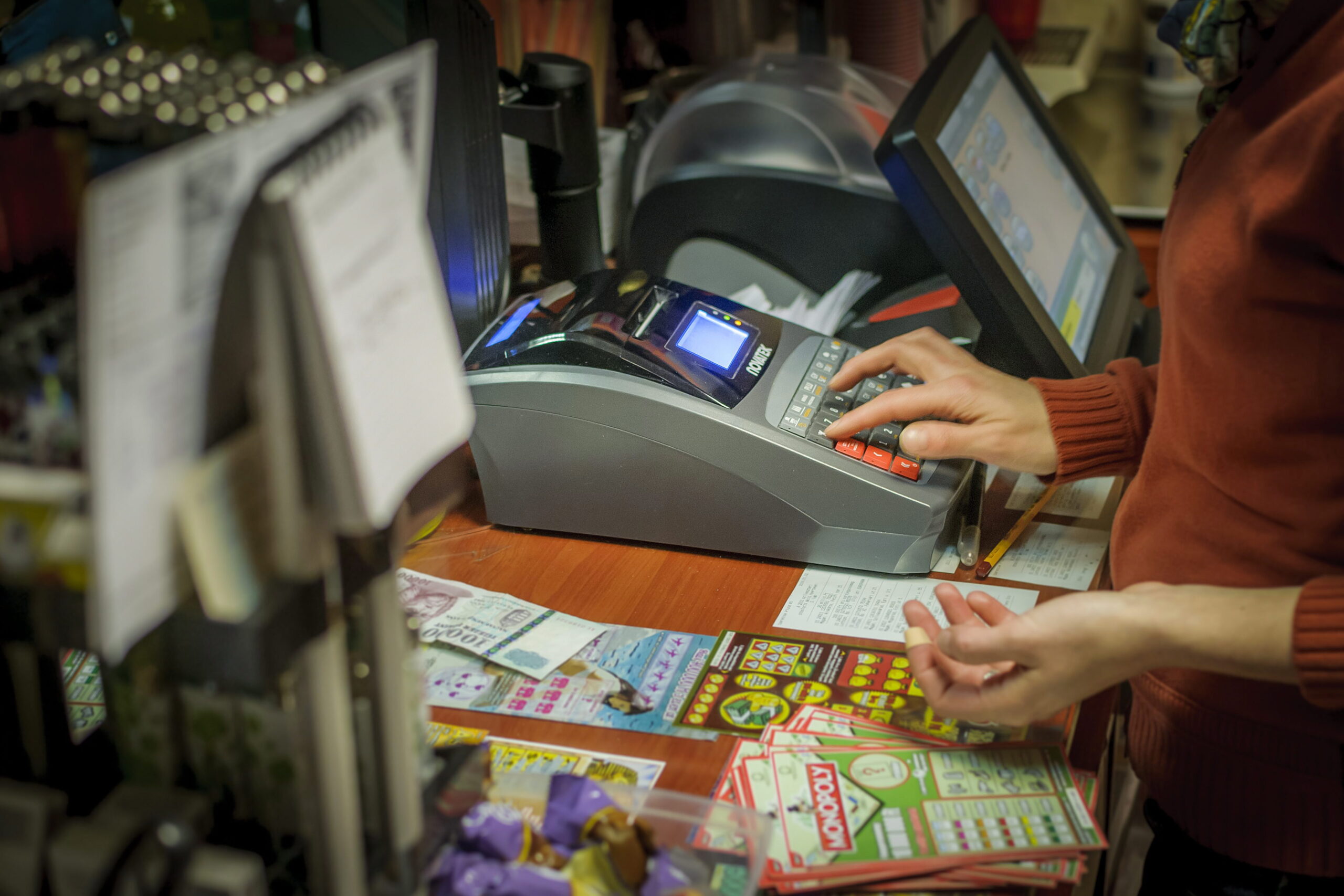 Több mint 1,1 millió forint értékű sorsjegyet kapart le egy lottózóban dolgozó somogyi nő, a nyereményből akart fizetni