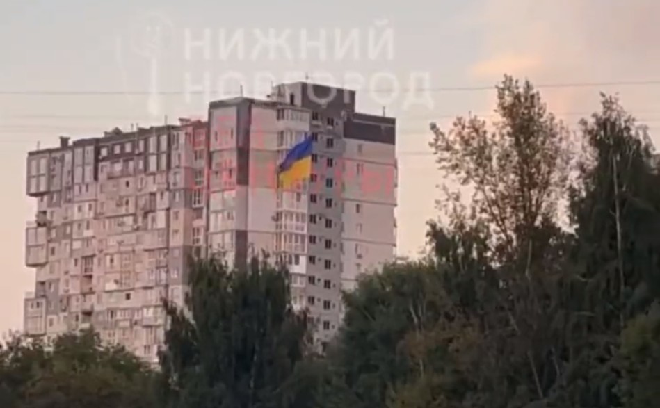 Micsoda fricska! Ukrán zászló lobogott az orosz biztonsági szolgálat épülete előtt