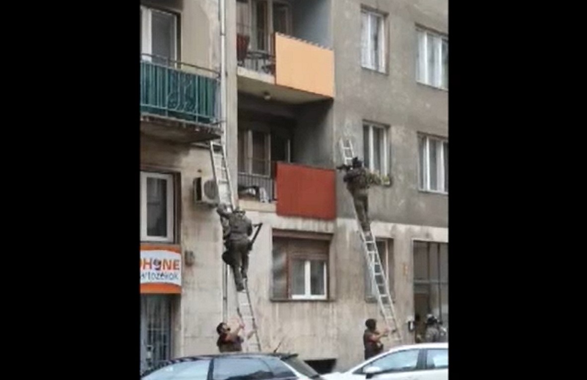 Videó: létrákkal rohamoztak meg a TEK kommandósai egy Visegrádi utcai lakást, miután összeveszett két szomszéd
