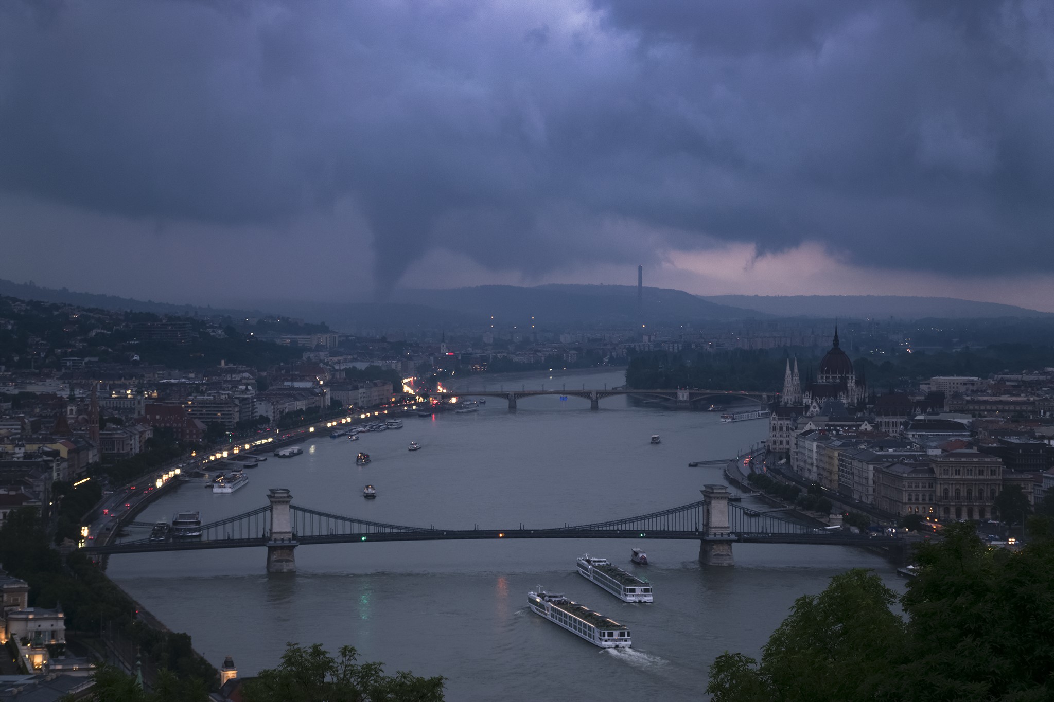 Riasztás van Budapestre,  rövid idő alatt 50 millimétert meghaladó csapadék is hullhat