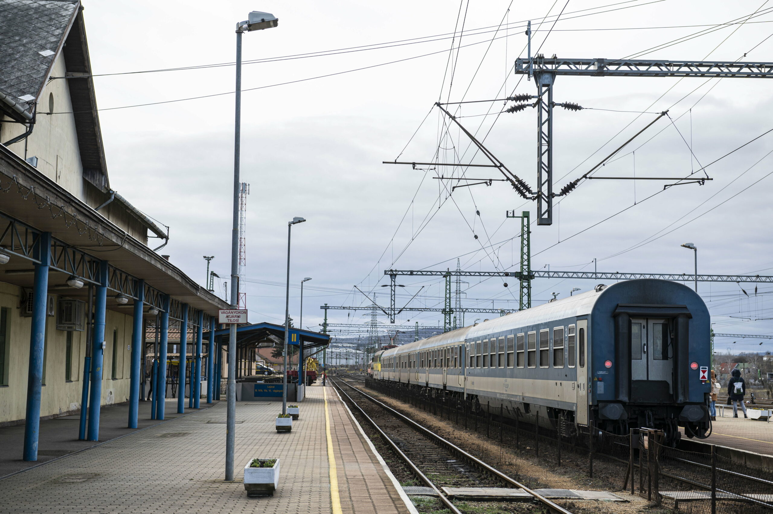 Nem működött a lift a vasútállomáson, halálra gázolt a vonat egy kerekesszékes férfit Agárdon