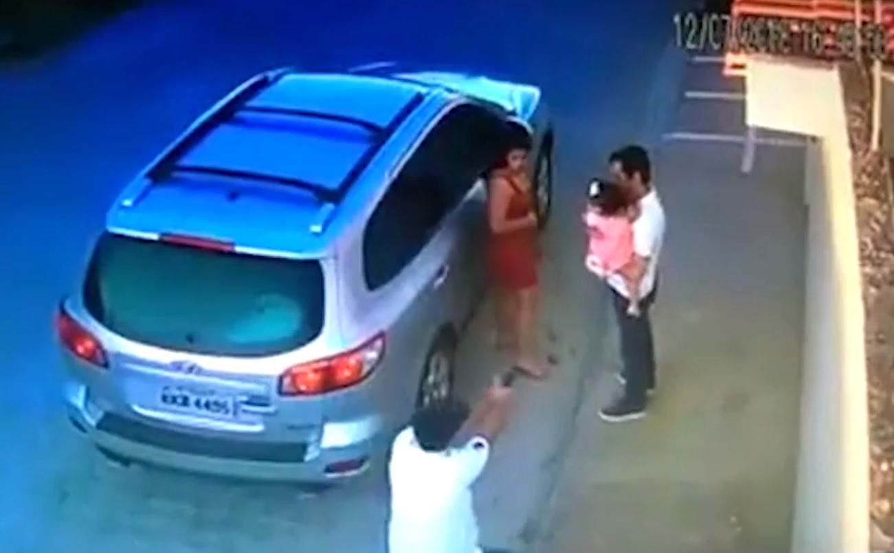 Hátborzongató videó: mielőtt egy bérgyilkos kivégezte, hidegvérrel átadta a kislányát egy nőnek az apa