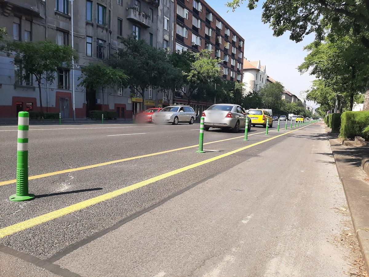 Közelről is megnéztük a zöld karókat, amik miatt végképp kiéleződtek a közlekedési ellentétek Budapesten