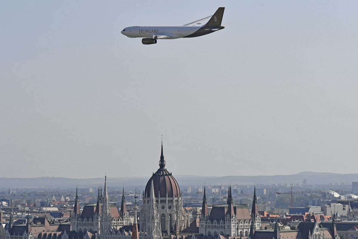 Madárral ütközött az állami Airbus A330-as az augusztus 20-i légiparádé alatt, azóta is javítják