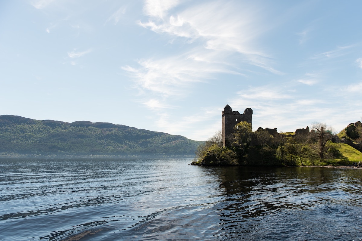 Fotó: Újra látták a Loch Ness-i szörnyet, a tóparti várrom közelében bukkant fel