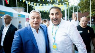 Orbán Viktor közös szelfit lőtt Győzikével Tihanyban