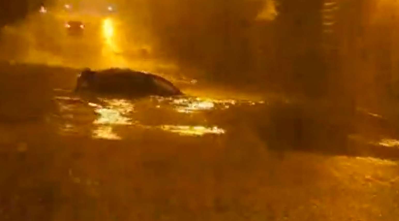 Tragédia: saját autójukban fulladtak meg a nagy esőzés miatt