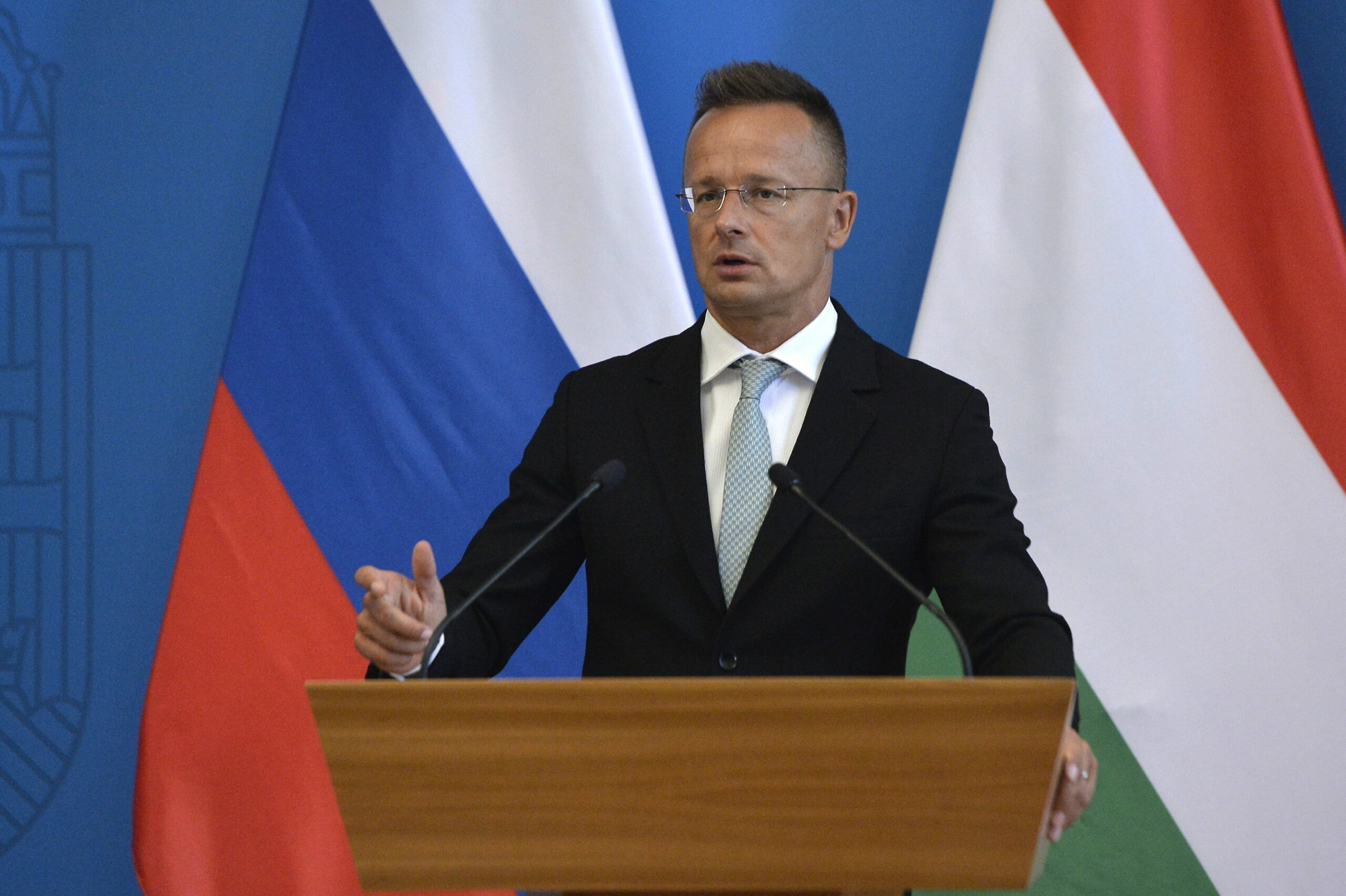 Szijjártó Pétert arról kérdezik, bekéreti-e az orosz nagykövetet a tankönyv miatt, ami szerint hiba volt kivonulni Magyarországról