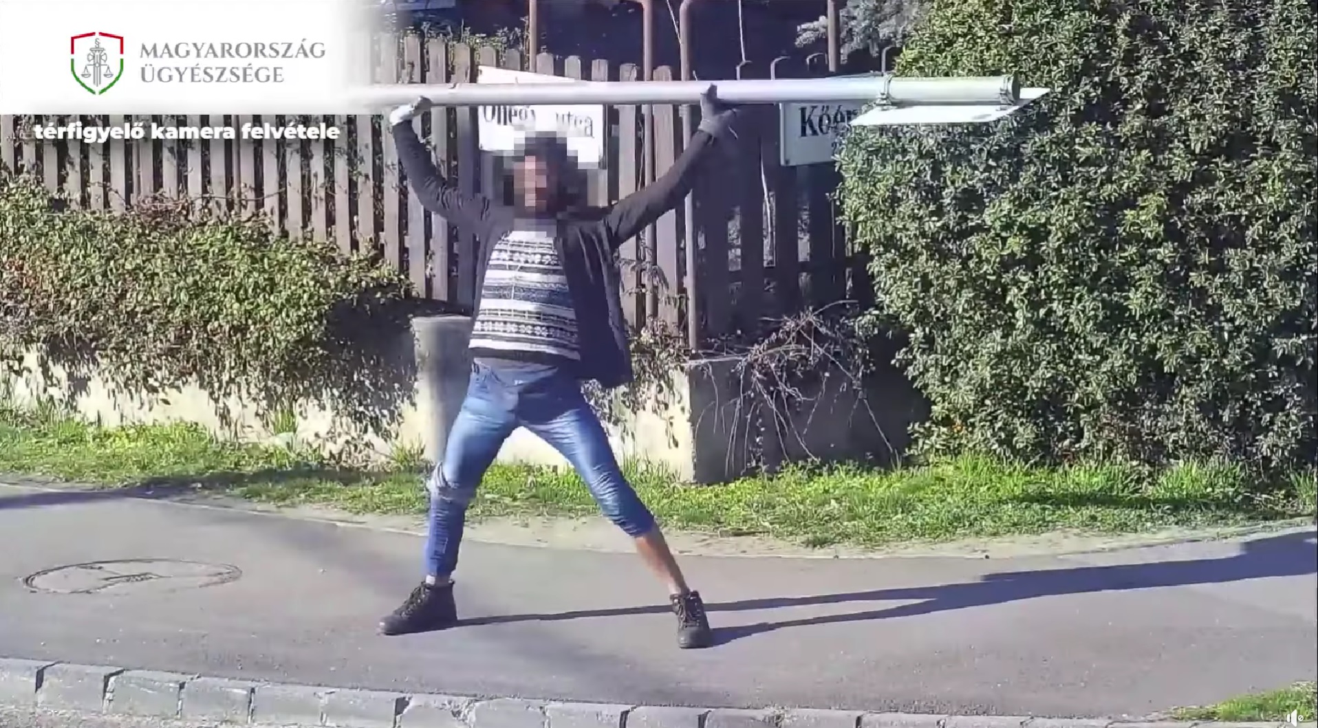 Durva videó: kitépte a közlekedési táblát a helyéről, rátámadt az autókra, majd súlyzózni kezdett egy bódult férfi