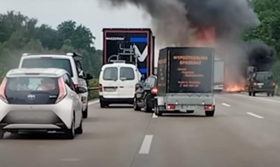 Veszélyes anyagot szállító kamionok karamboloztak az egyik legforgalmasabb autópályán Németországban
