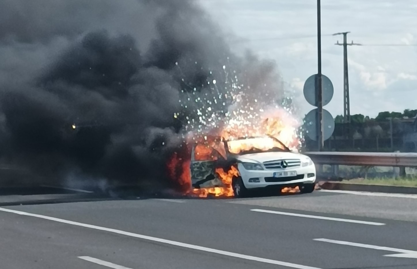 Égő autóból kellet kimenteni egy családot az M1-esen