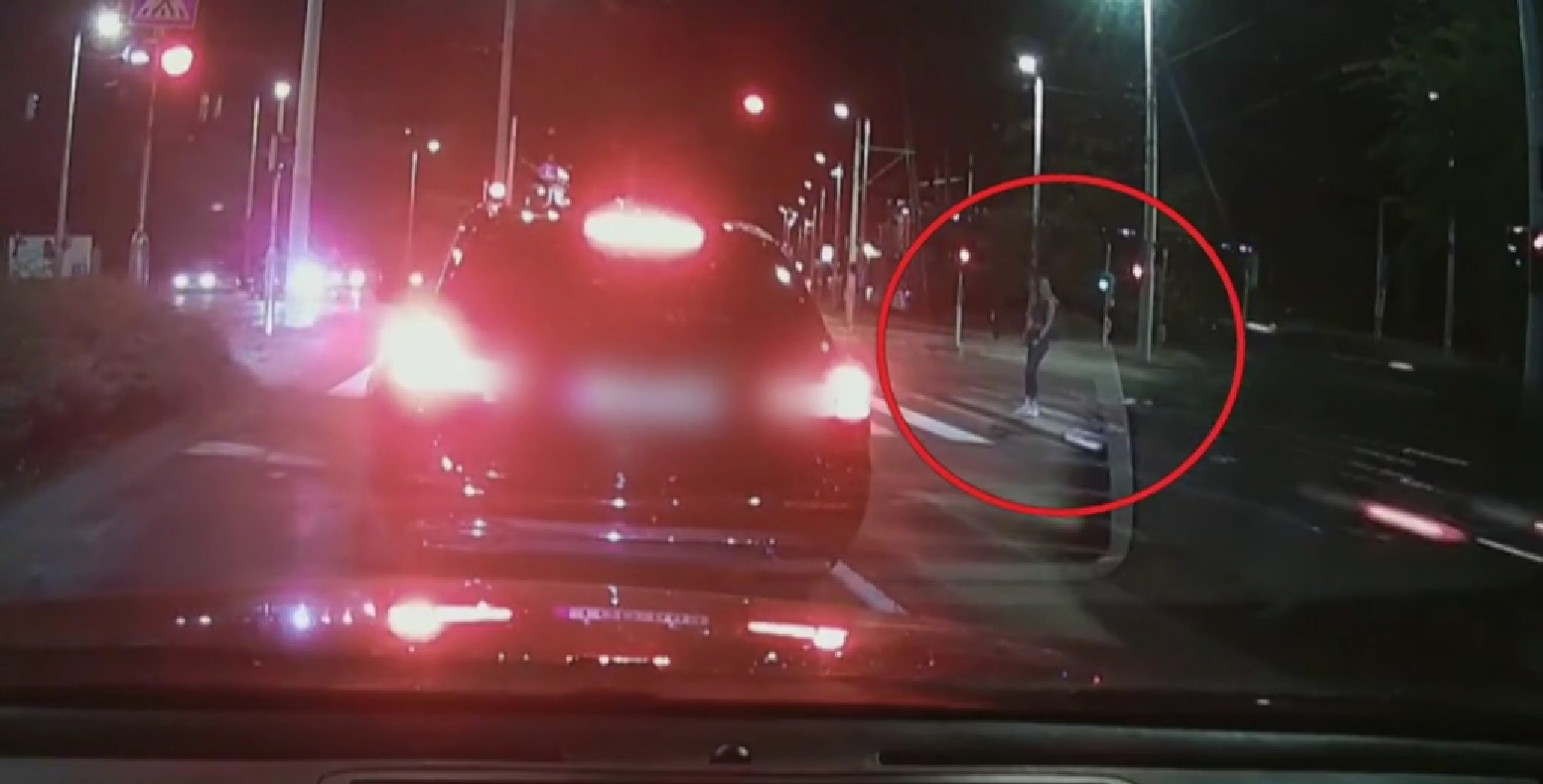 Sokkoló videó: fékezés nélkül száguldott át a piroson egy autós, centiméterekkel kerülte el a zebrán átkelő nőt