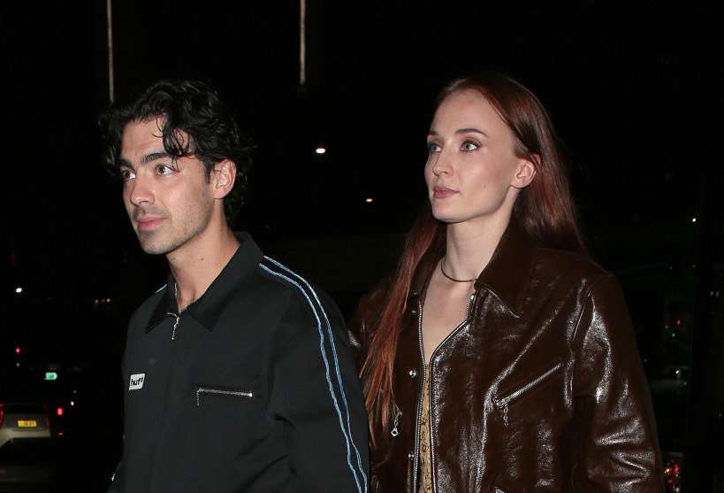 Válik a Jonas Brothers sztárja és felesége, Sophie Turner – két gyerek után folytatják külön utakon
