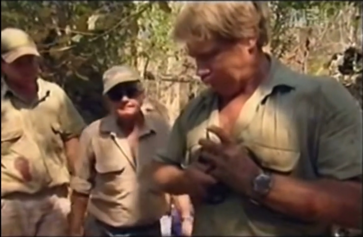 „Steve Irwin egy kibaszott más szint volt” – felkavaró videón, ahogy a tragikusan fiatalon elhunyt természettudós a helyére teszi törött ujját