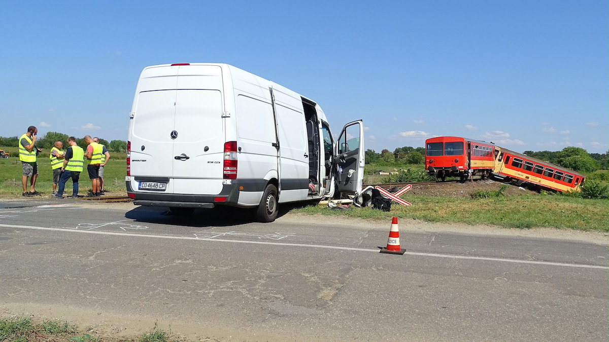 Kisiklott egy vonat Mezőhegyesnél, miután az átjáróban összeütközött egy teherautóval