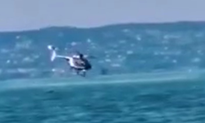 Videón, ahogy a rendőrségi helikopter belezuhan a Balatonba