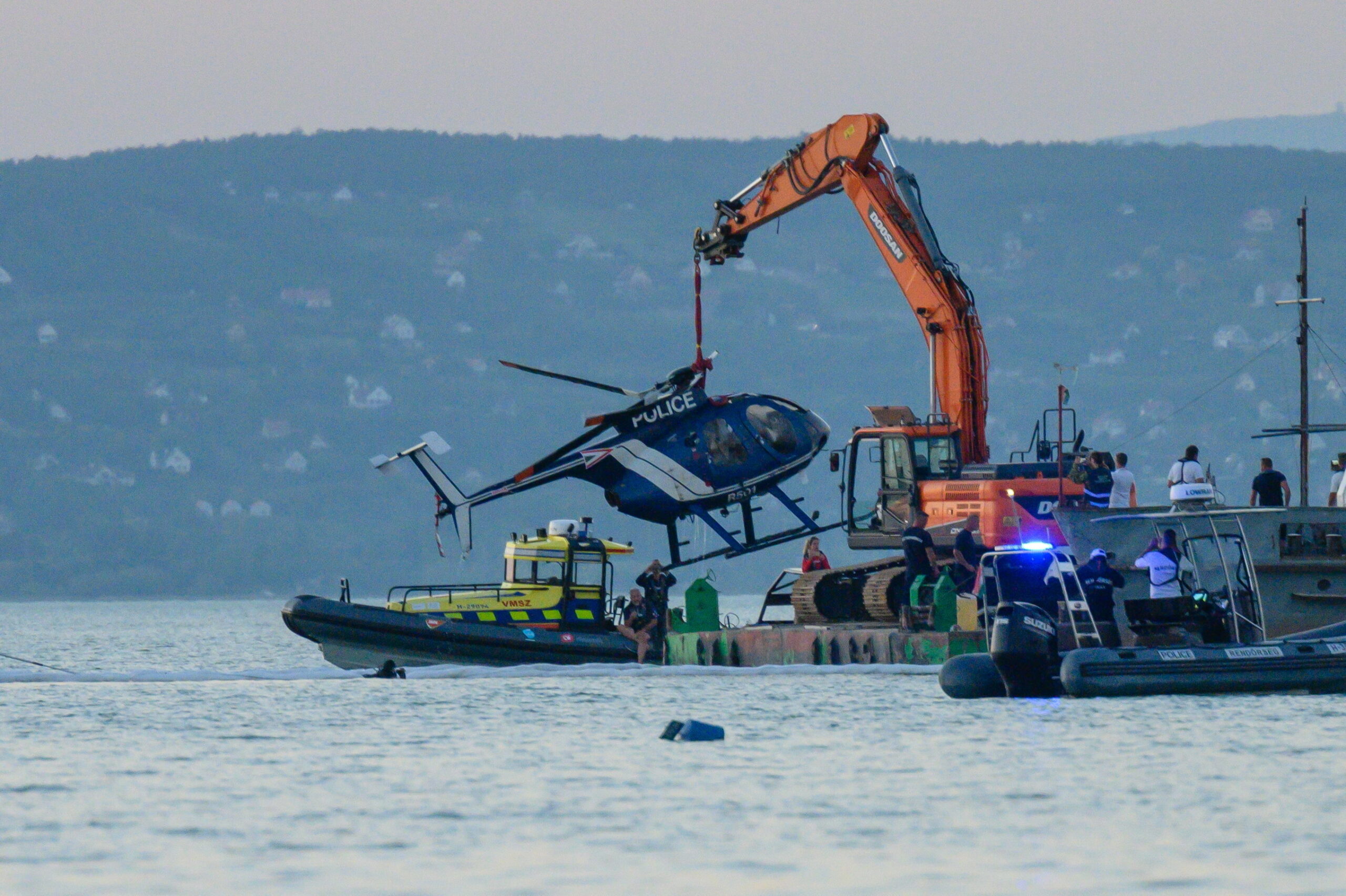 Fotók: így emelték ki a vízből a Balatonba zuhant rendőrségi helikoptert