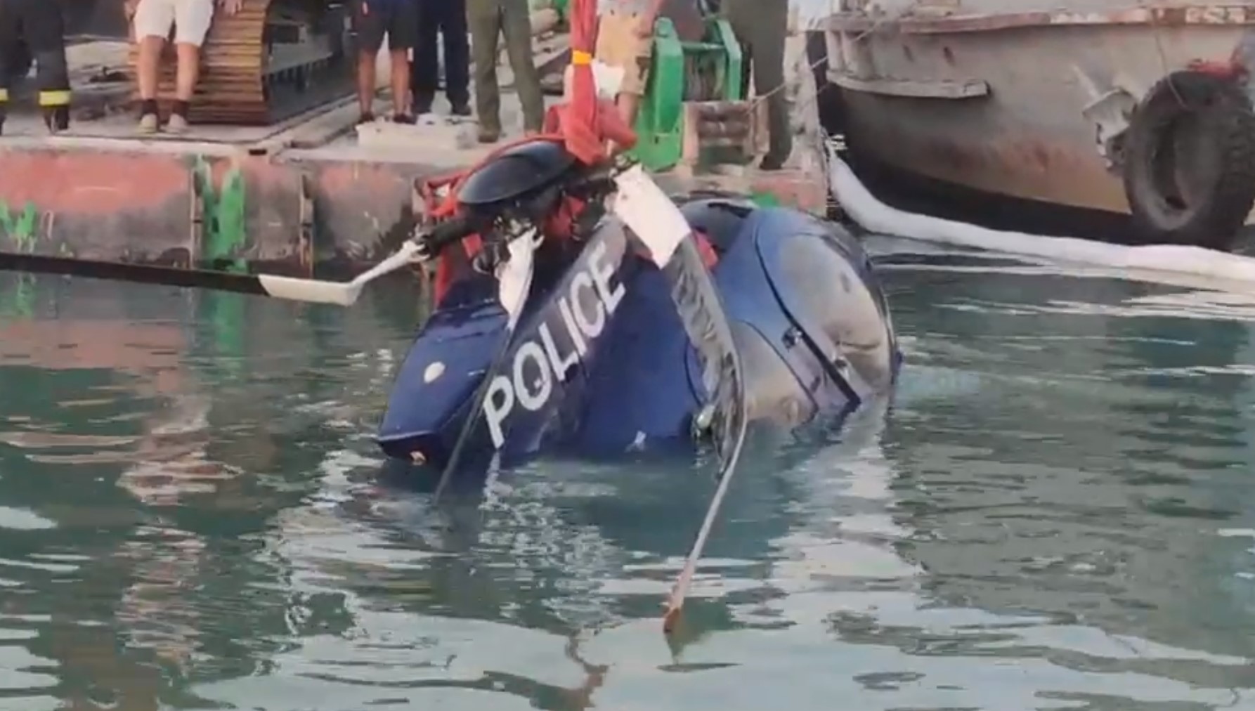 Videón, ahogy kiemelik a vízből a Balatonba zuhant rendőrségi helikoptert