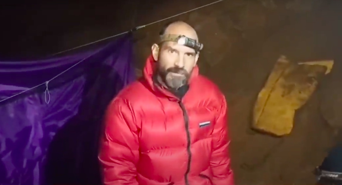 Itt az első videó az 1000 méteres mélységben rekedt amerikai barlangászról, akit magyarok mentenek