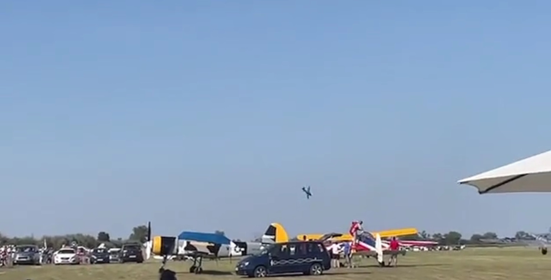 Drámai videón, ahogy földbe csapódik egy gép a börgöndi légiparádén