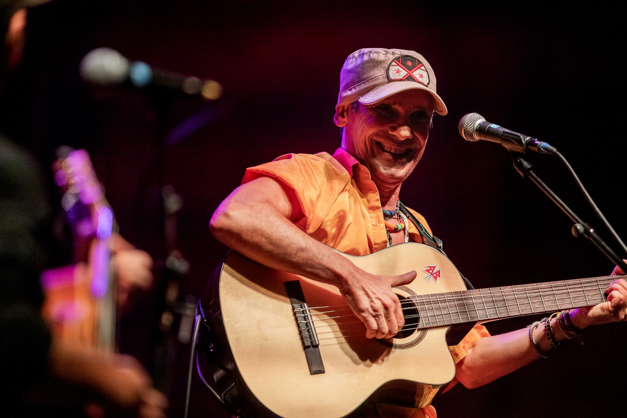 Manu Chao Veszprémben: mint egy végtelenített ismétlésre kapcsolt kocsmai wurlitzer, amiért mindenki megőrül