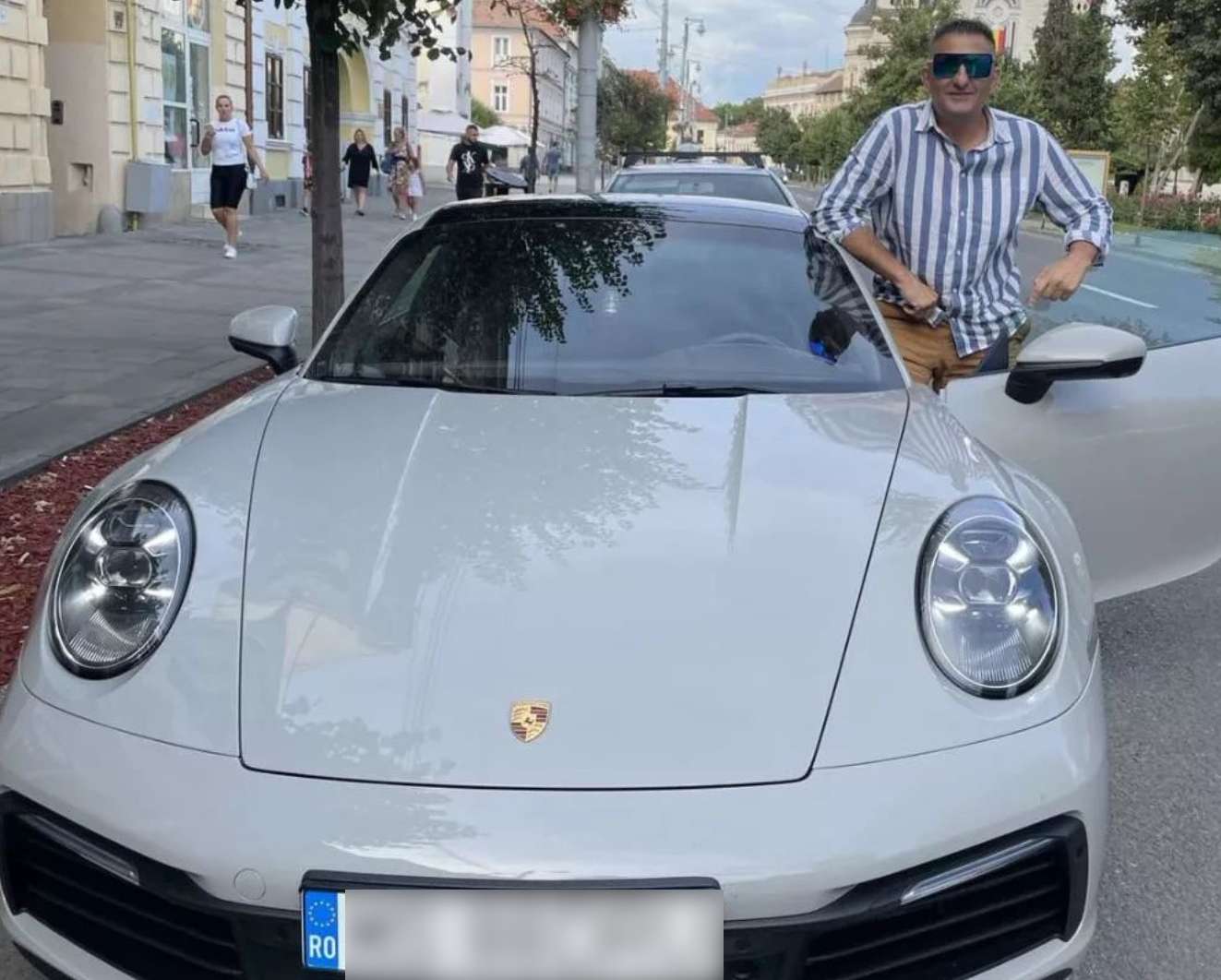 Keményen beleszállt Gáspár Győzőbe a VI. kerületi polgármester, miután tilosban parkolt luxusautójával