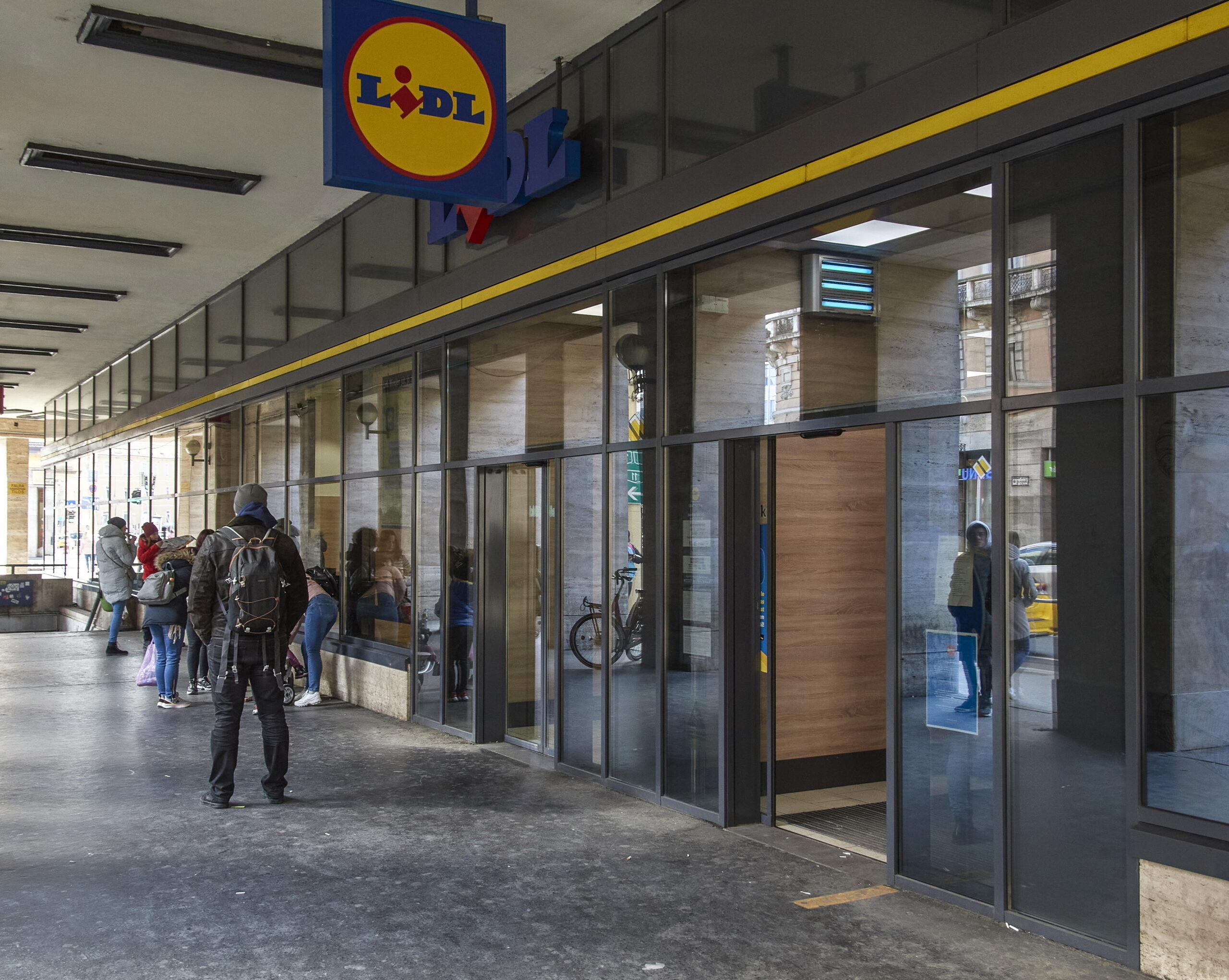 764 ezret is kereshet egy raktáros a Lidl-ben, a bolti eladók fizetése félmillió forint körül van