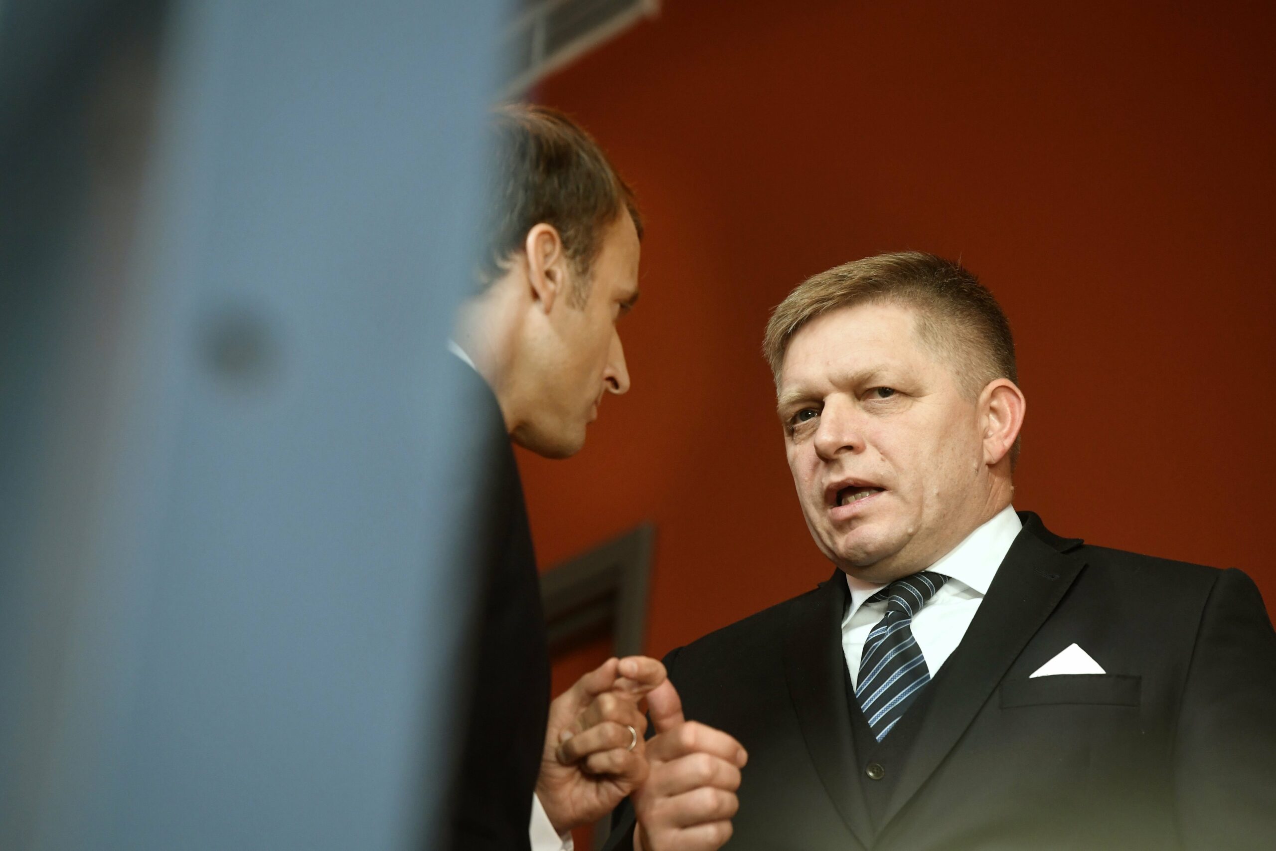 Robert Fico összehívatta a szlovák parlamentet, hogy zárják le a magyar határt