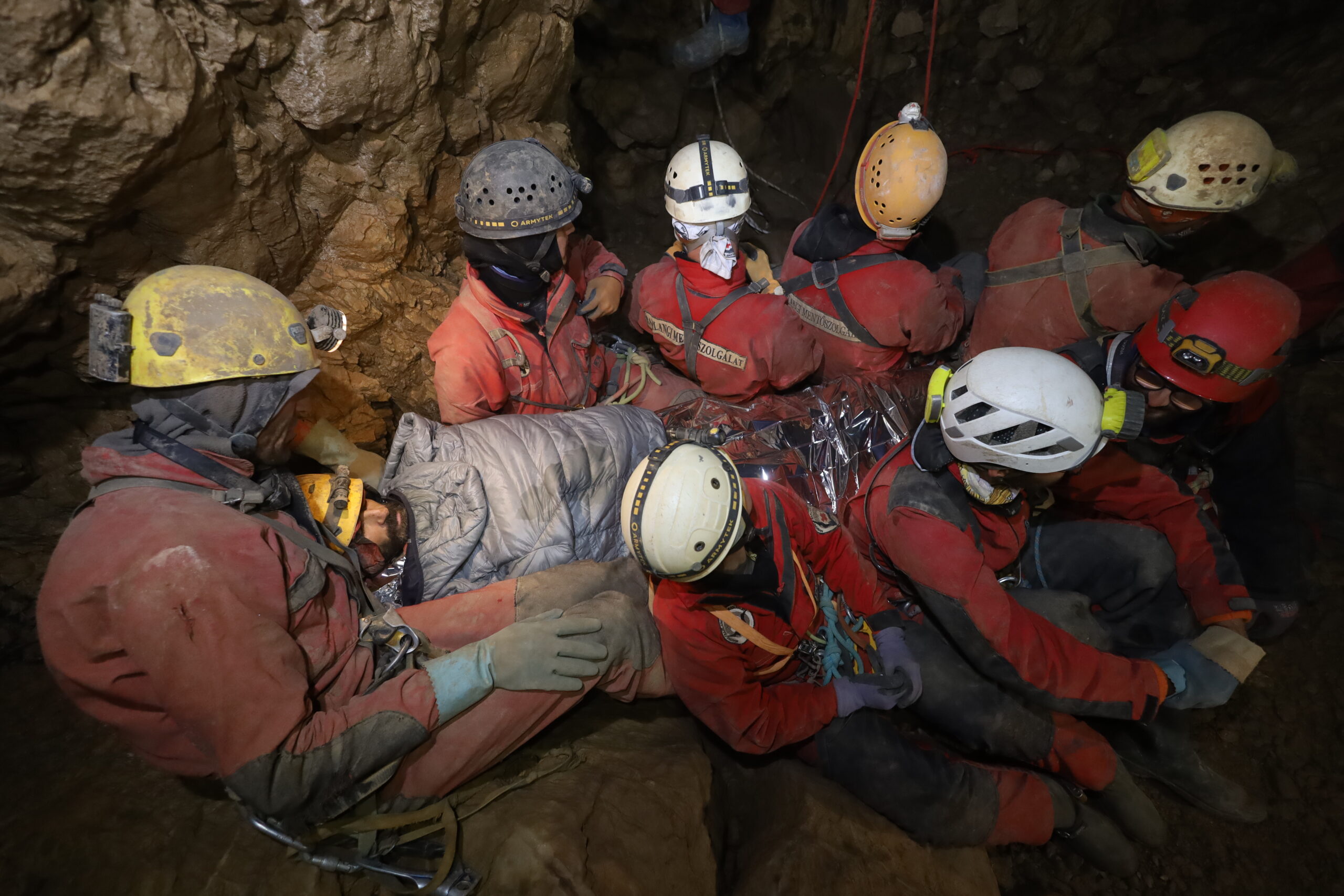 „Érdekes volt ezer méter mélyen egy kis intenzív osztályt kialakítani” – sajtótájékoztatón számolt be a Barlangi Mentőszolgálat a sikeres törökországi misszió részleteiról
