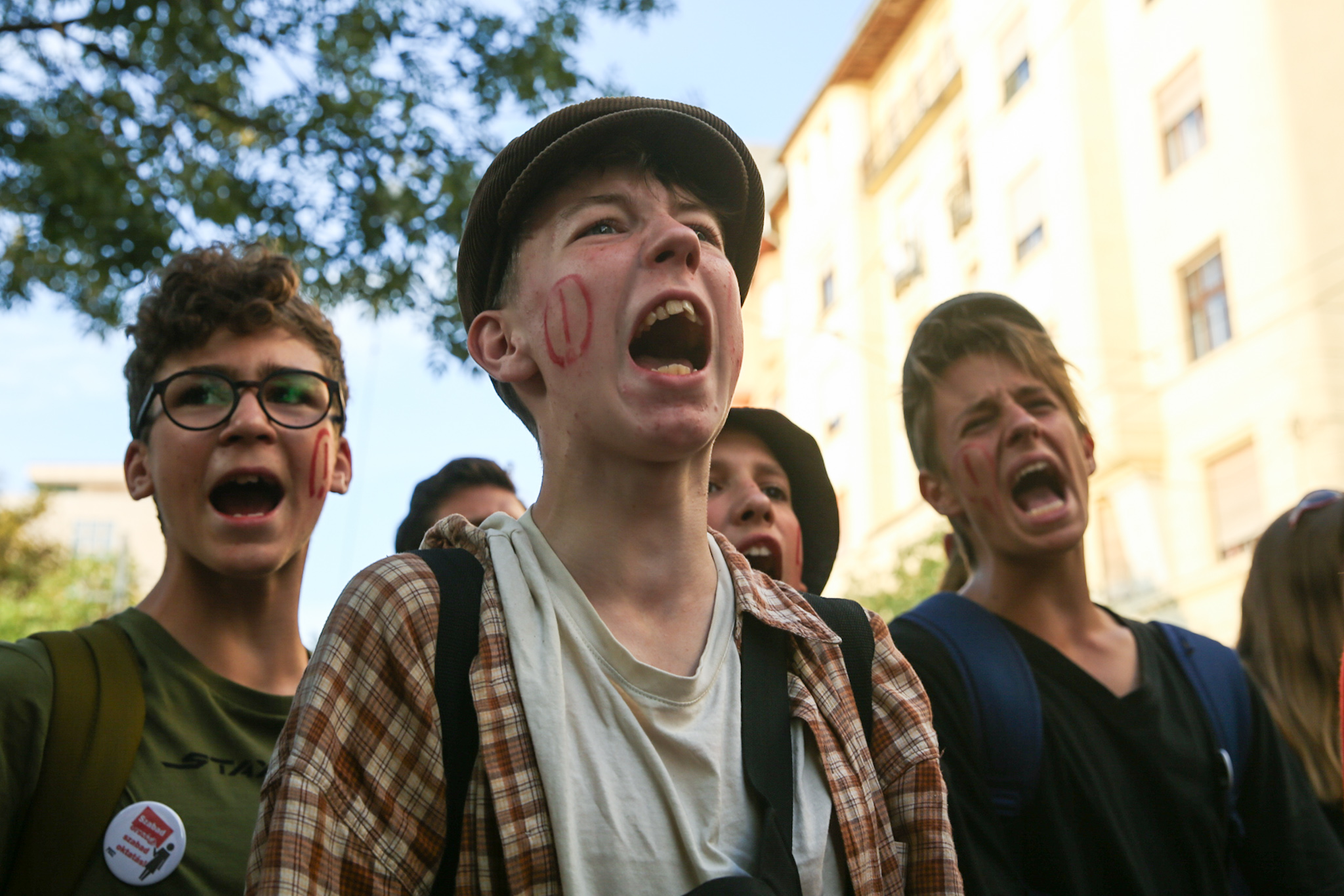 „Nagyon dühösek vagyunk. És reméljük, hogy ti is” –  a Kossuth téren beszéltek a demokrácia napi tüntetés szónokai