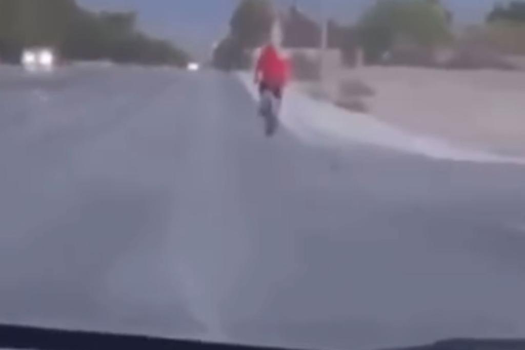 Videón, ahogy szórakozásból halálra gázolt két tinédzser egy út mentén bicikliző nyugdíjas rendőrt