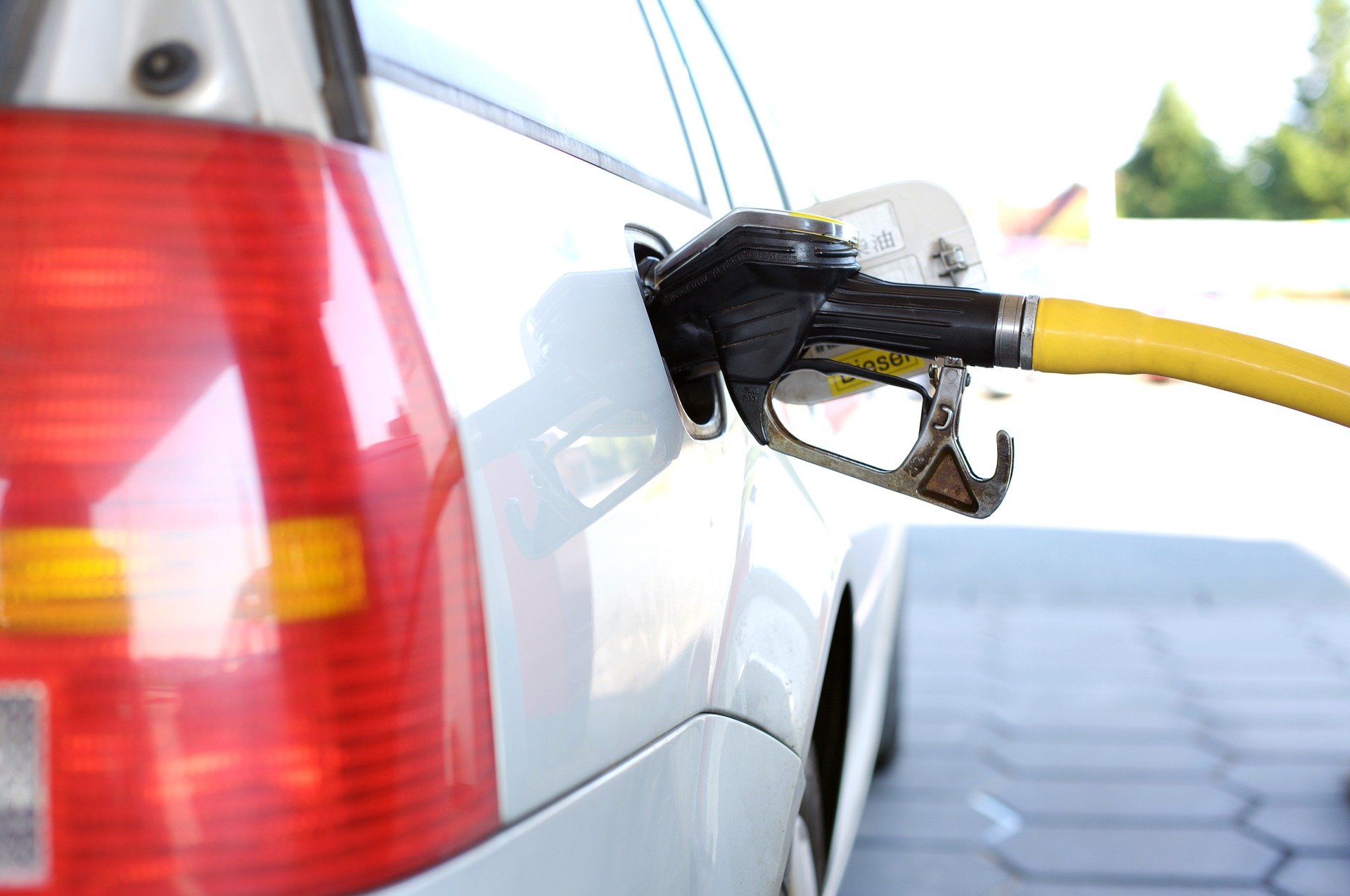 Már megint drágul a benzin – szerdától újabb áremelés jön