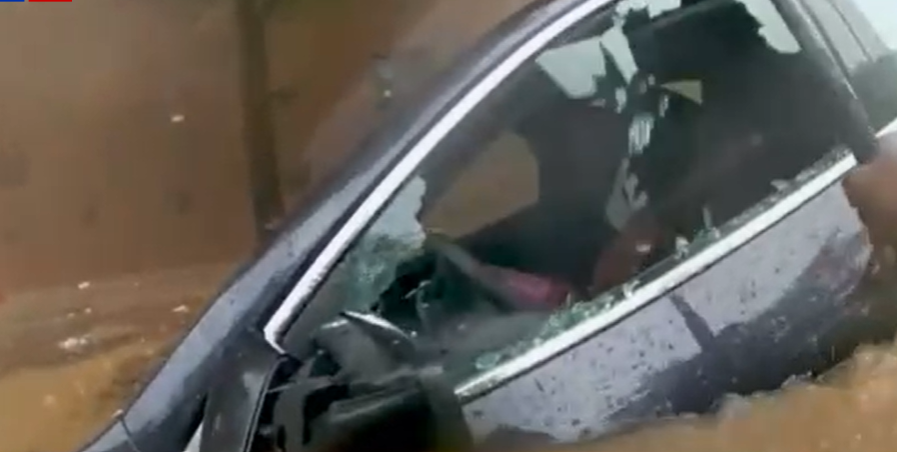 Videó: A rendőrök testkamerája rögzítette, hogyan mentettek ki egy férfit az elárasztott autójából