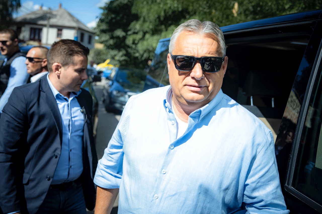 Magyarország diktatúra, O1G - ezekkel a feliratokkal fogadták a tüntetők Orbán Viktort Esztergomban