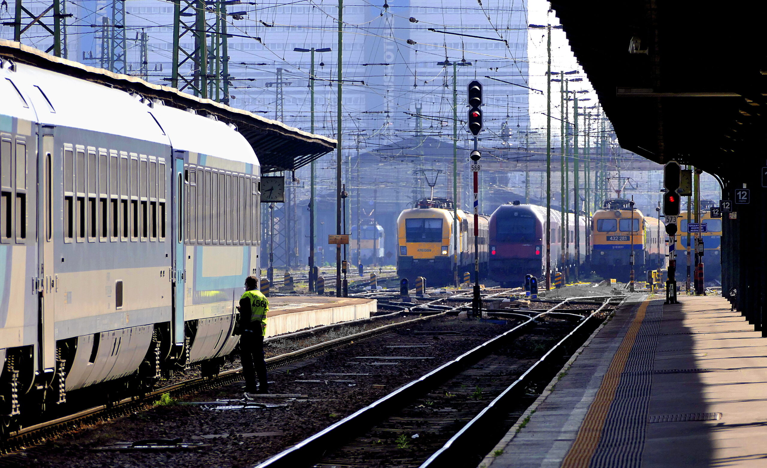 Egy teli InterCity-re, majd pótlóbuszra, végül a metróra szállították át a Zürich és Budapest között közlekedő vonat utasait