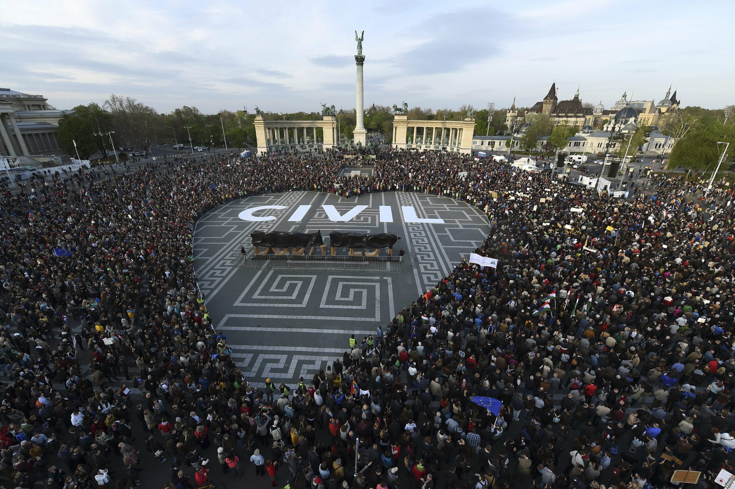 Az „álcivil szervezetekre” is kiterjesztené a Fidesz a választási törvényt