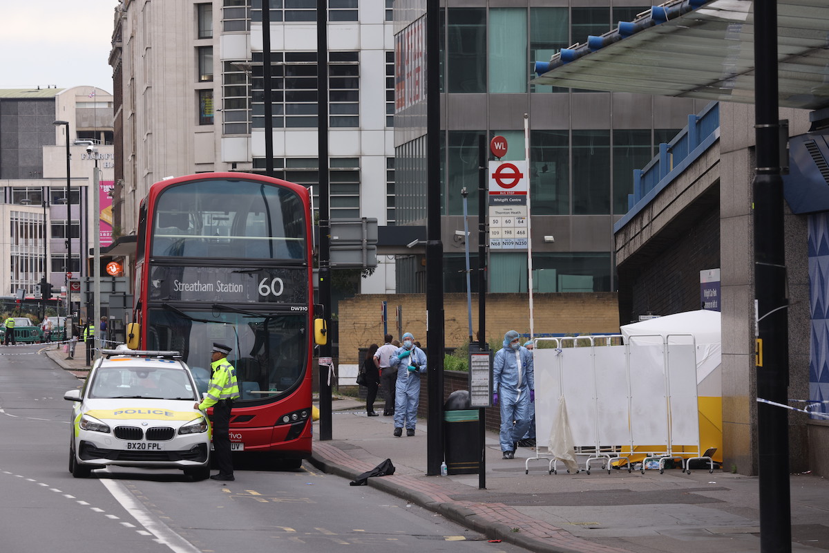 Szakítás miatt machetével gyilkolta meg az utcán 15 éves szerelmét egy 17 éves fiú Londonban