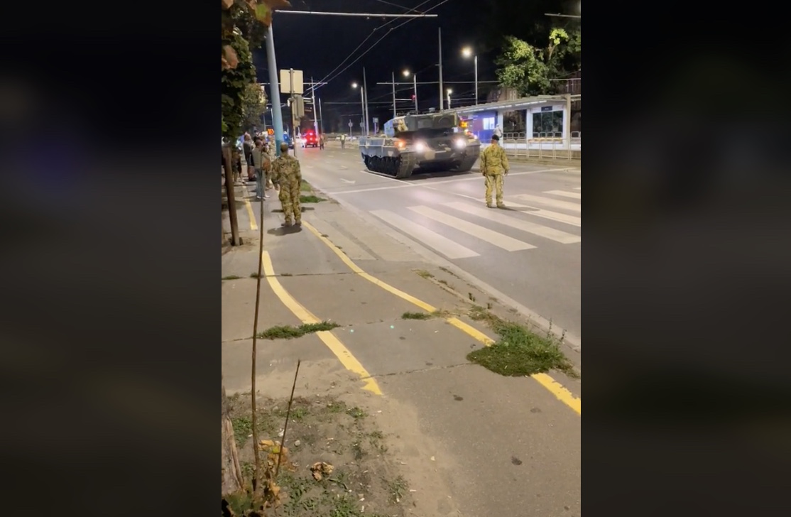 Videón, ahogy egy Leopard 2 tank járkált a Hungária körúton a Hős utcánál az éjszaka