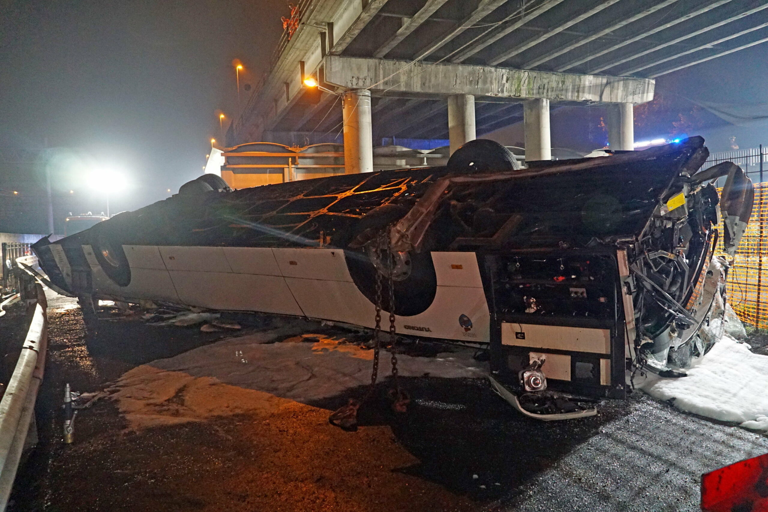 Egy újszülött is meghalt a 21 áldozatot követelő velencei buszbalesetben, a busz 30 métert zuhant és kigyulladt