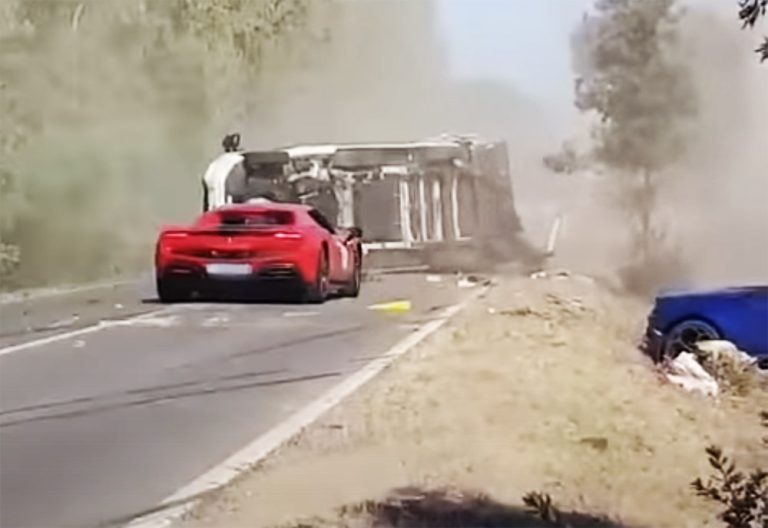 Felkavaró videó: ketten meghaltak, amikor egy Ferrari és egy Lamborghini egy lakókocsival ütközött