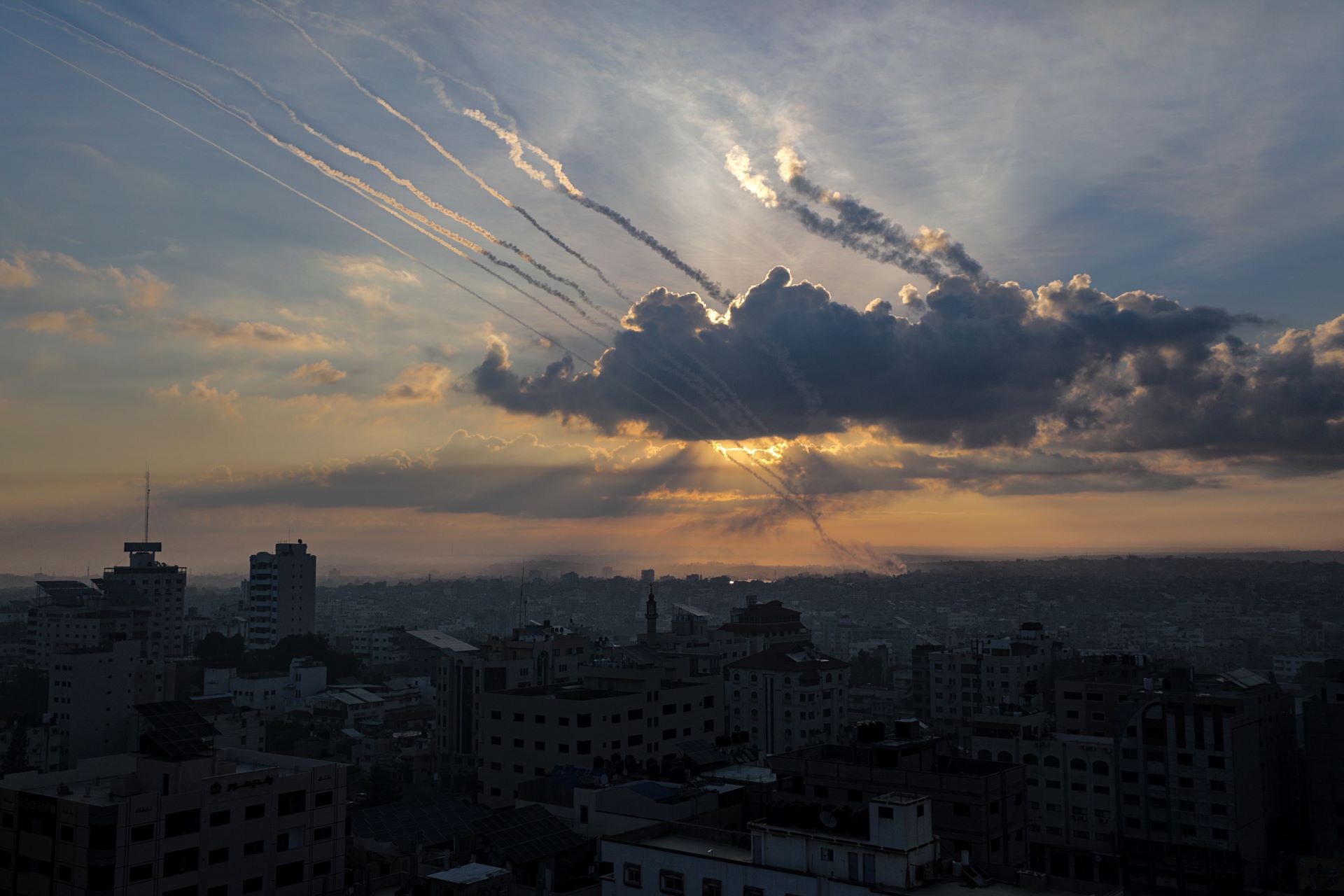 Újabb rakétákat lőtt ki Tel-Avivra a Hamasz, videón a pusztító támadás