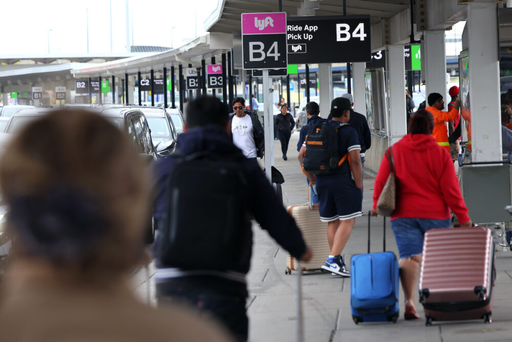 Izraelben rekedt egy magyarországi roma turistacsoport, mostanra sokuknak elfogyott a pénze