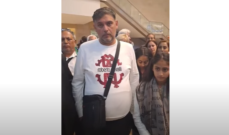 Videó: Orbán Viktor segítségét kérik az Izraelben ragadt romák, akik imaláncot alkottak a reptéren
