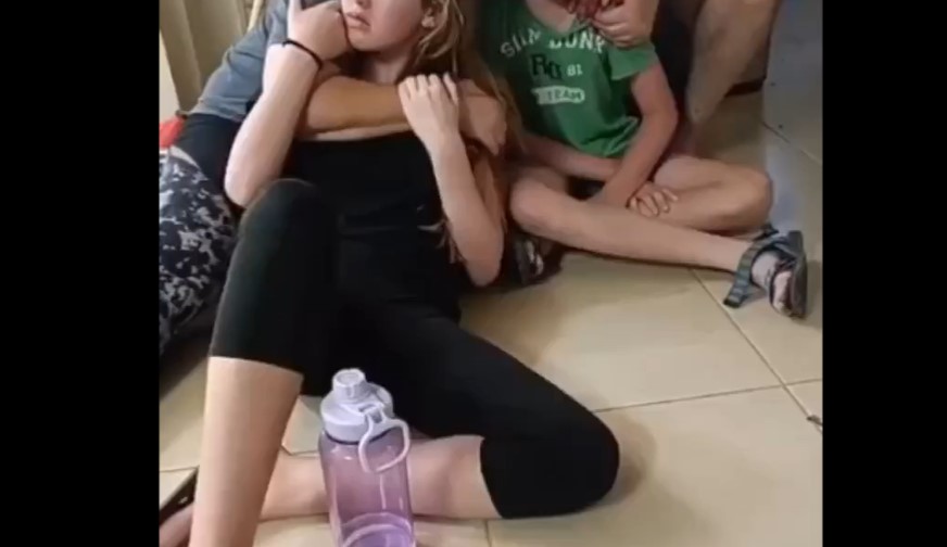 Sokkoló videón, ahogy a Hamász terroristái közlik az izraeli kislánnyal, hogy a nővére „már a mennyben” van
