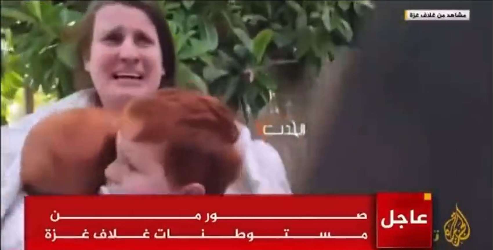 Szörnyű videón, ahogy a Hamász terroristái elrabolnak egy anyát és két kisfiát