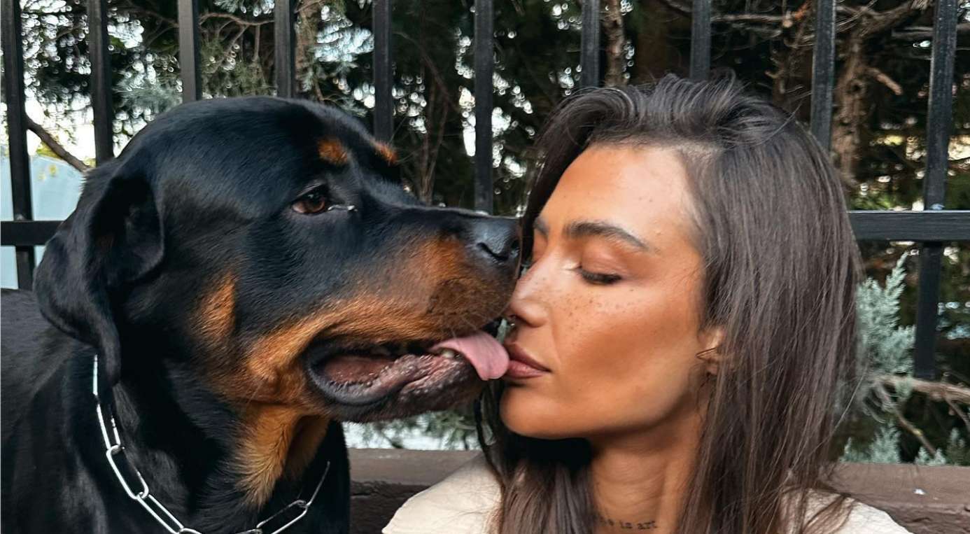 Mester Tamás Instagramon flörtöl Tóth Andival – szívesen lenne kutyája helyében, aki szájon nyalta az énekesnőt