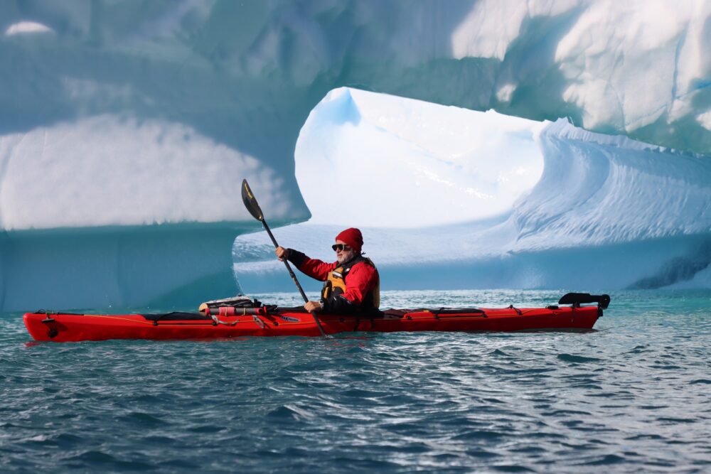 „Csak bámultam a jéghegyeket, a bálnákat és a tengert” – Villám Géza Grönland érintetlen tájain kajakozott