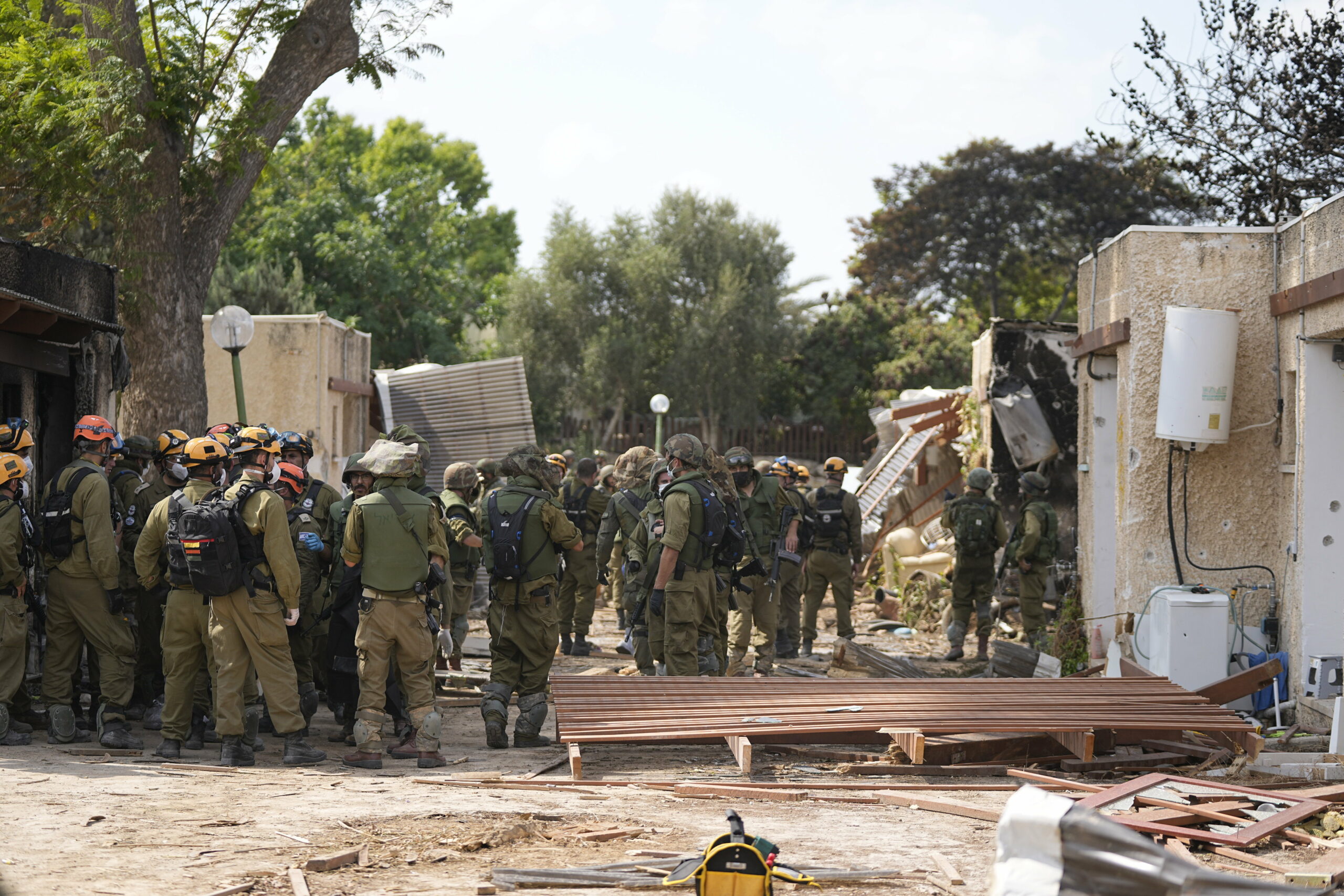 Pokolgépek, kézigránátok, Kalasnyikovok és más fegyverek maradtak a terroristák után –  azt tervezték, hogy több száz Hamász-tag több napig harcol és ejt túszokat Izraelben